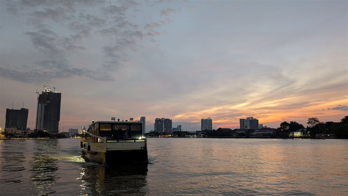 Sonnenuntergang über dem Chao Phraya in Bangkok